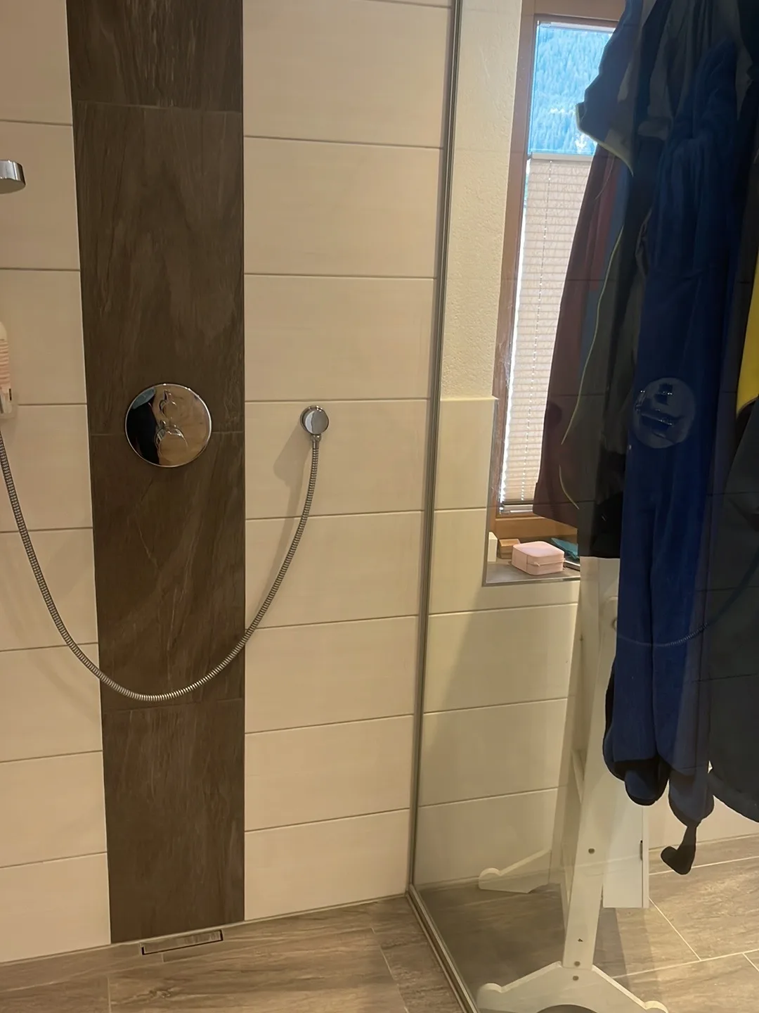 Ganzglasdusche in einem gefliesten Badezimmer