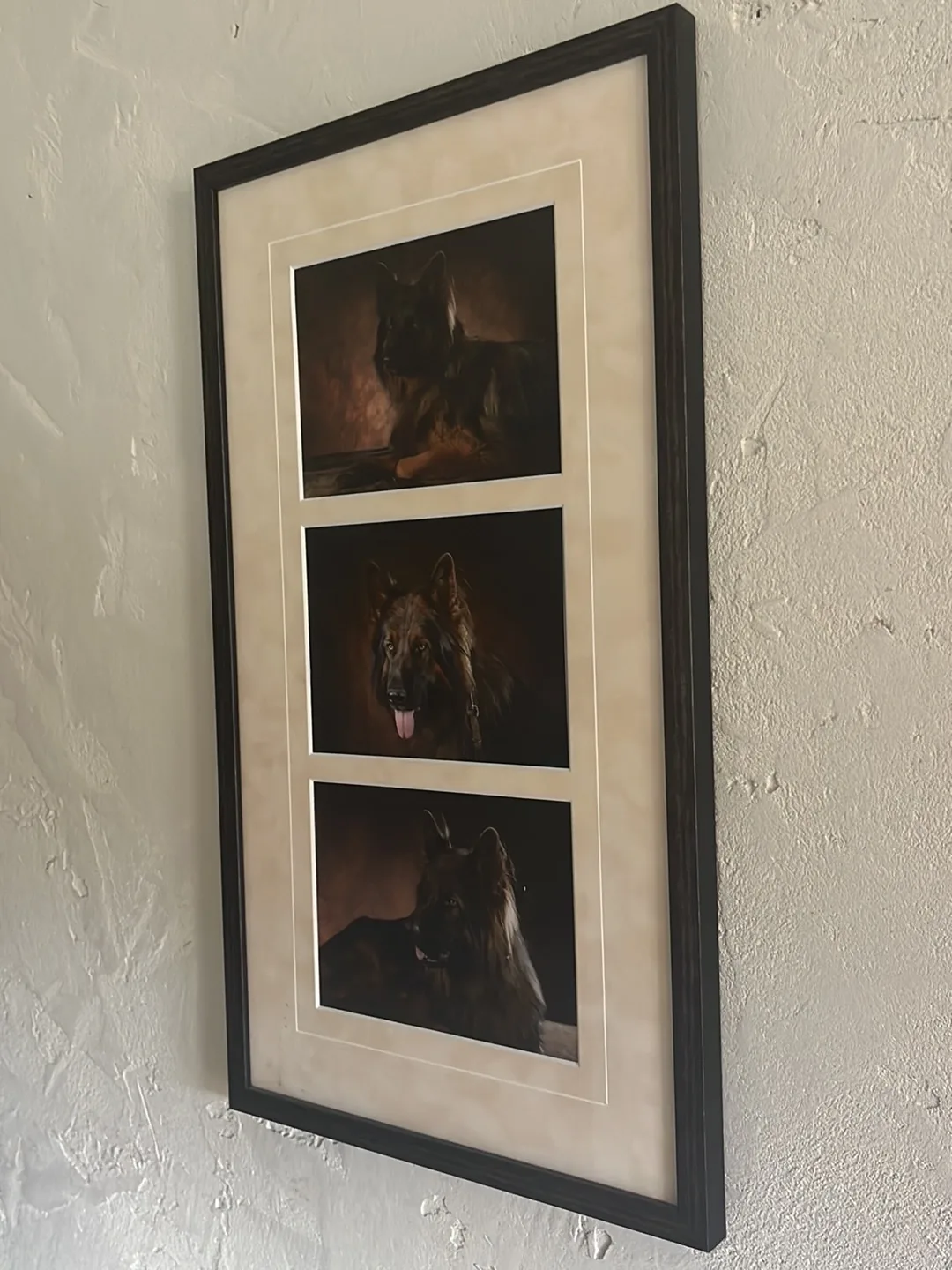 Dreiteilige Einrahmung mit Passepartout an einer hellen Wand